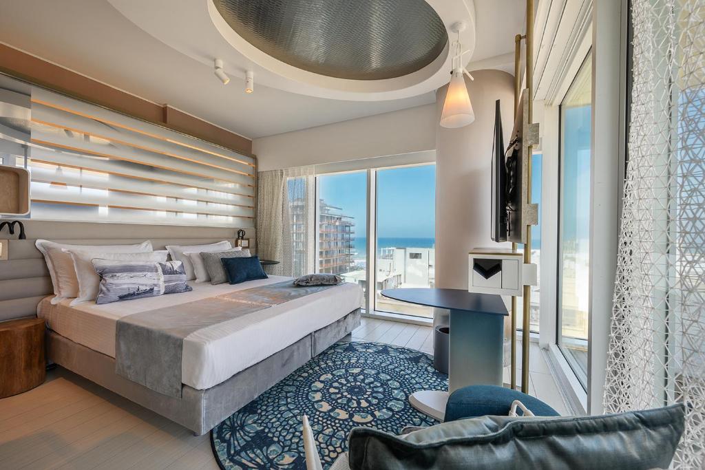 Deulxe with balcony & sea view BB 